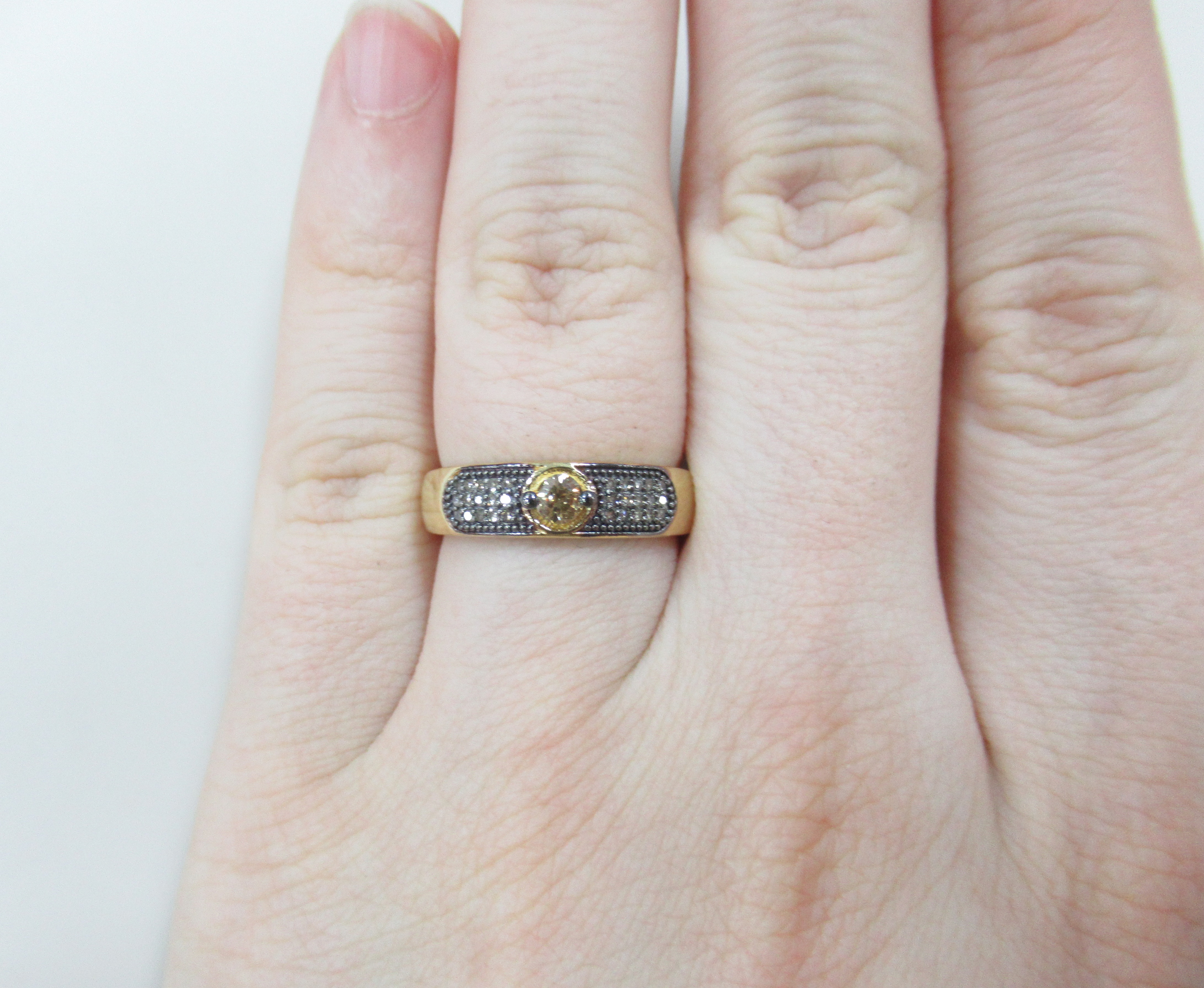 Серебряное кольцо с коньячными бриллиантами